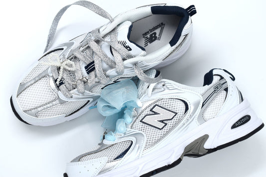 Sneaker Personalisatie: Creëer je Eigen Feestelijke Creatie met Veters en Bedeltjes